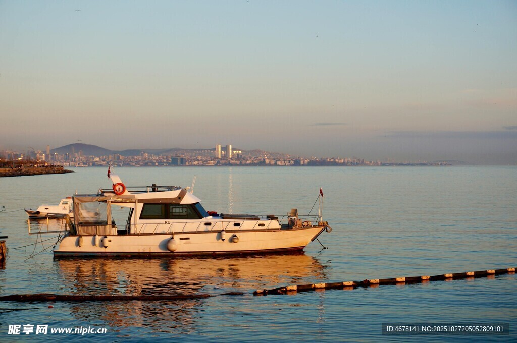海上停泊的船只