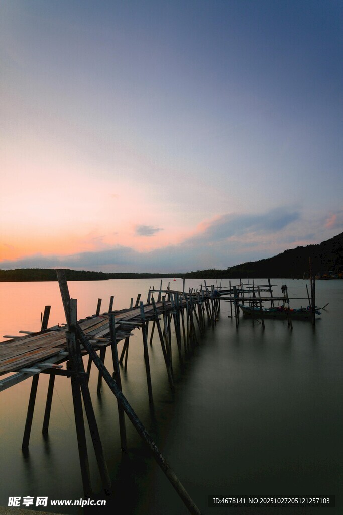 黄昏下的静谧木质栈桥