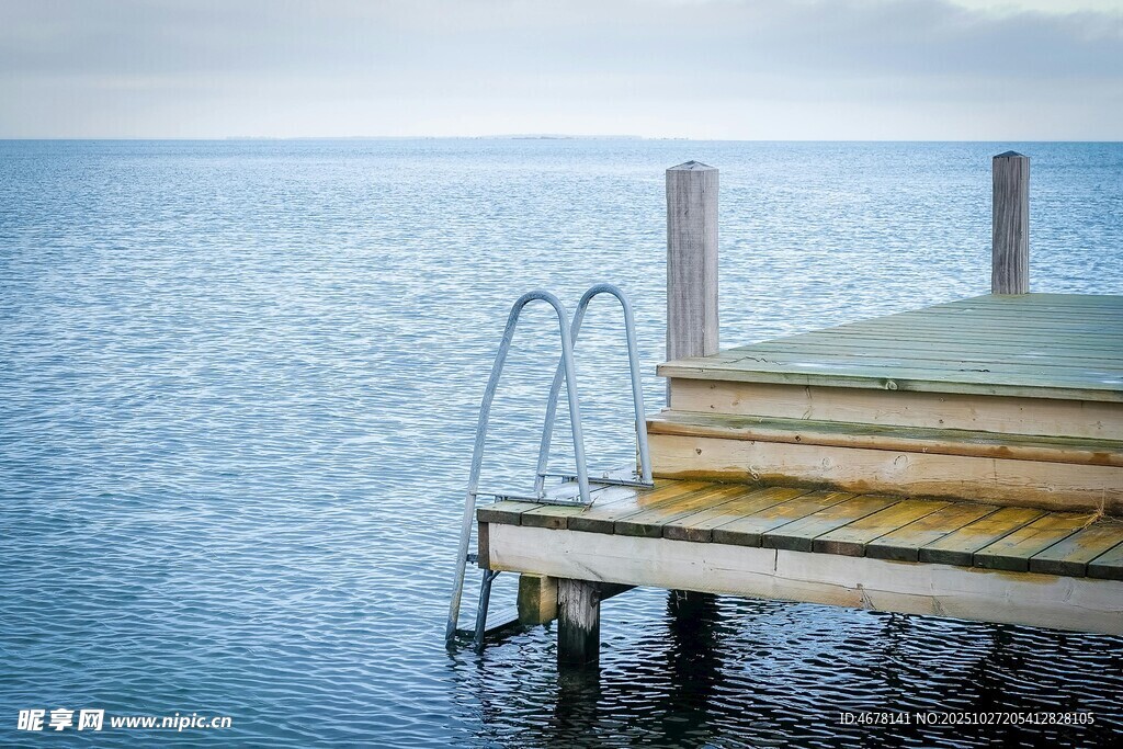 湖畔木质码头伸向宁静湖水