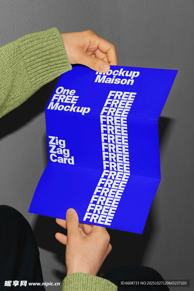 手持蓝色图案纸张的场景