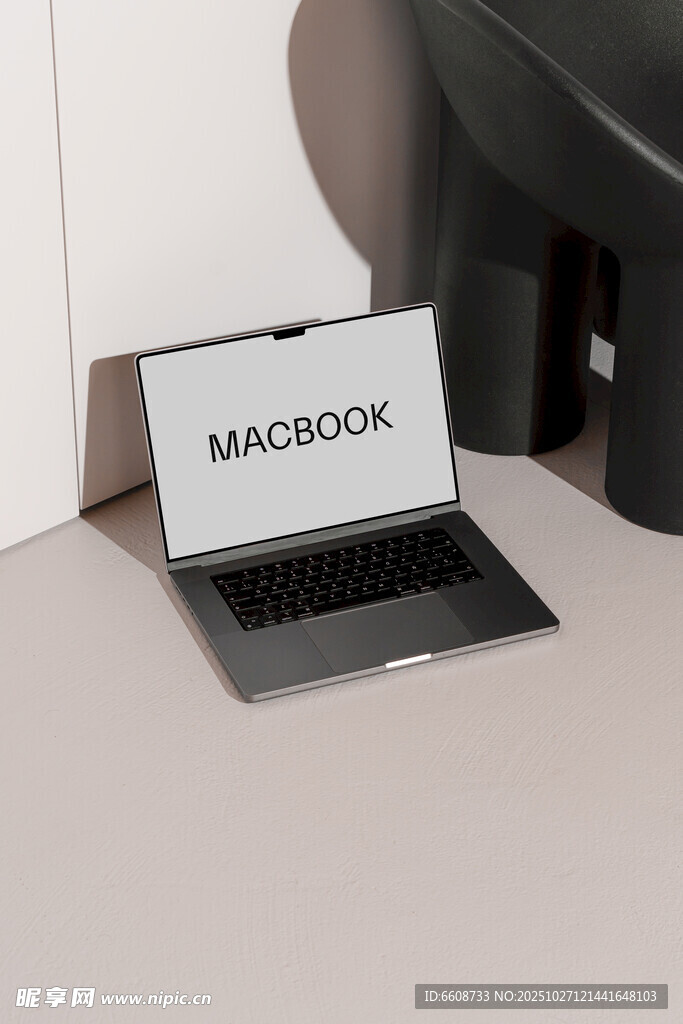 打开的MacBook笔记本电脑