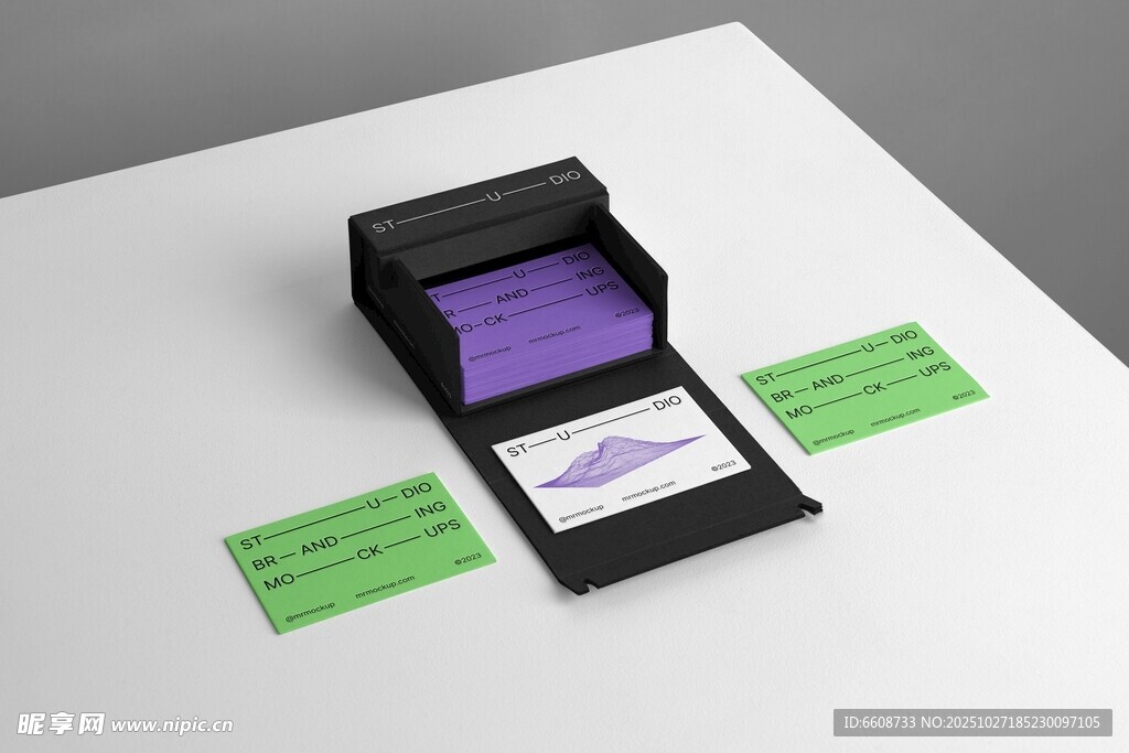 黑色礼品盒搭配紫色内衬