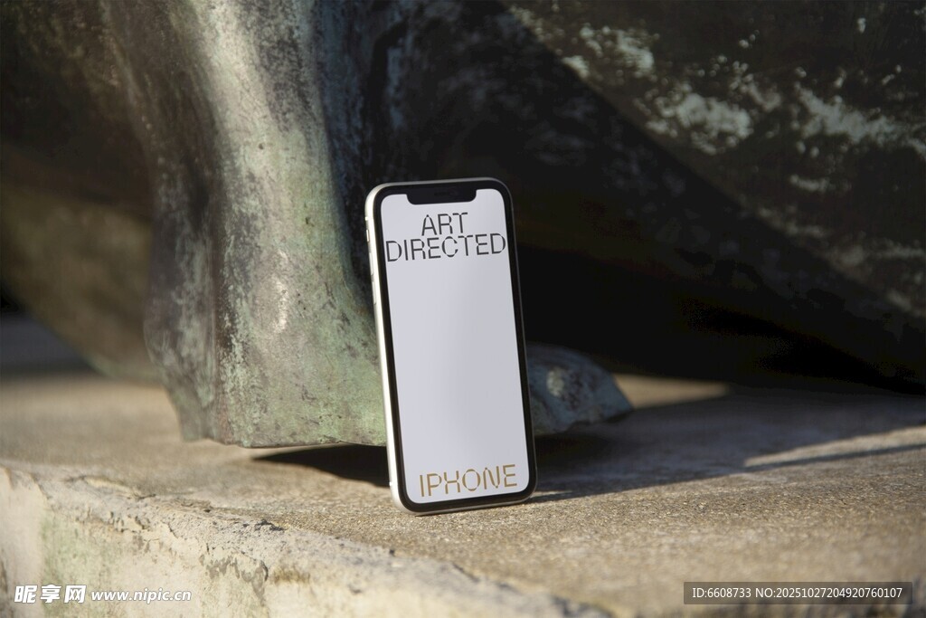 户外放置的白色智能手机