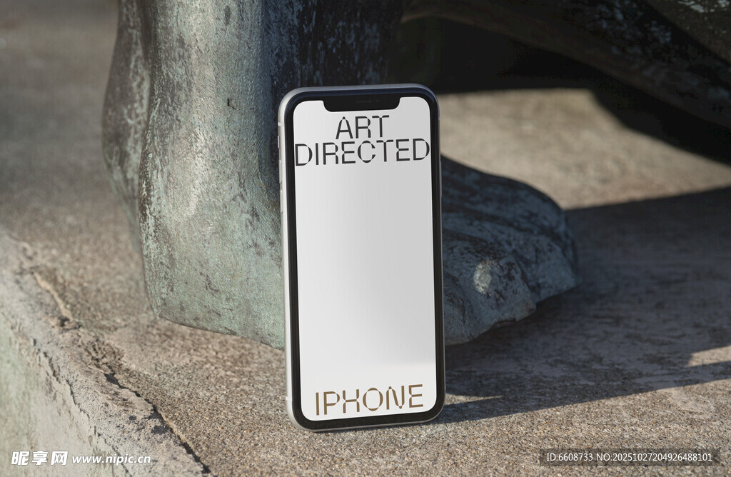 户外放置的白色手机