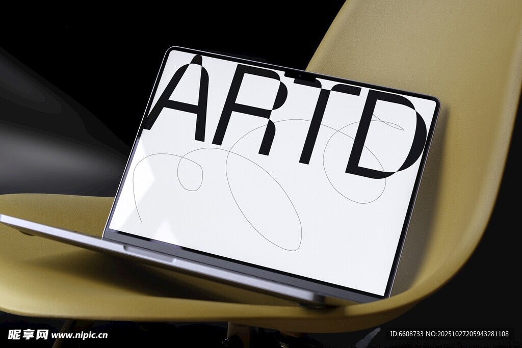 艺术笔记本置于黄色座椅上