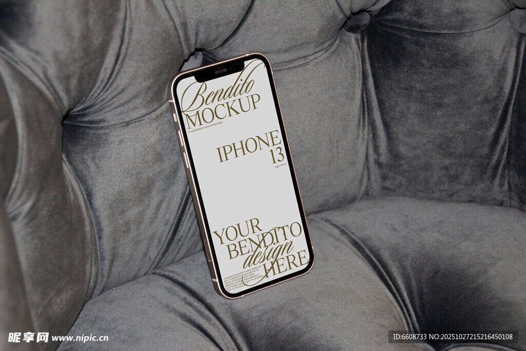 手机壳展示于柔软灰色沙发上