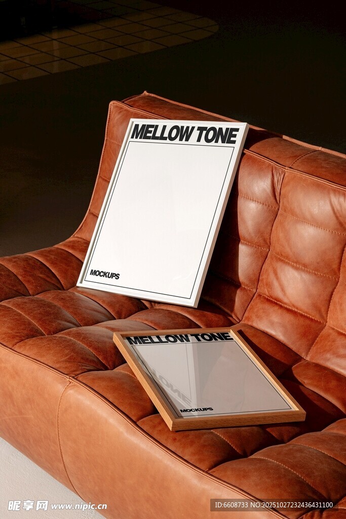 棕色皮面置物上的书籍平板