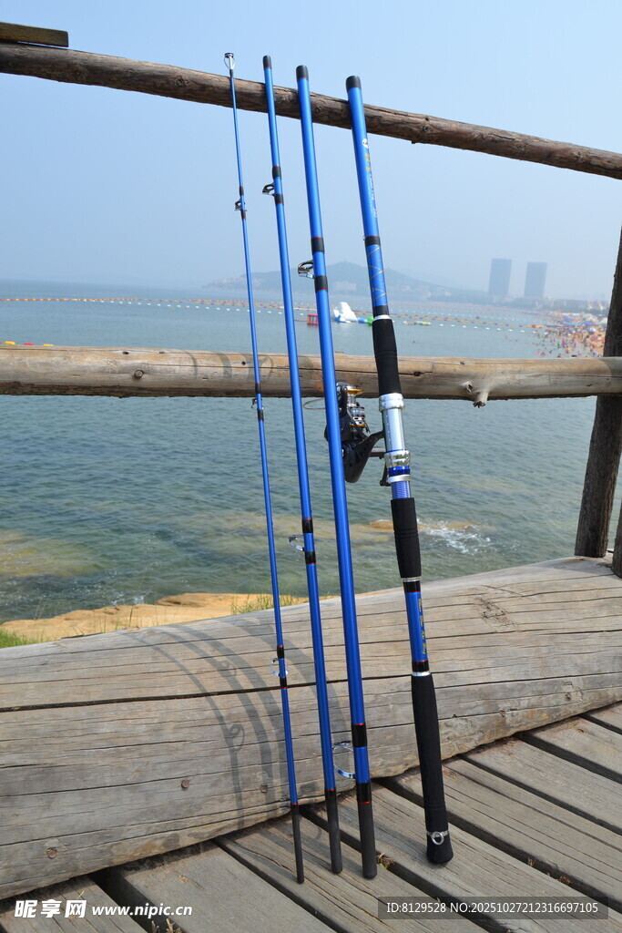 海边木栈道上的钓鱼竿