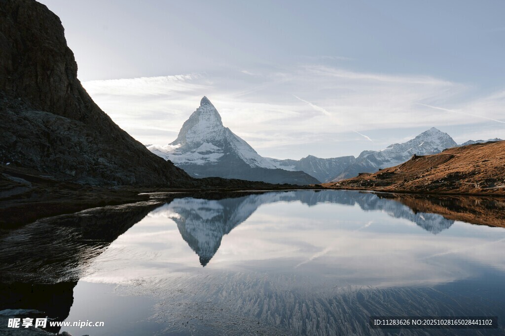 马特洪峰倒映于平静湖面