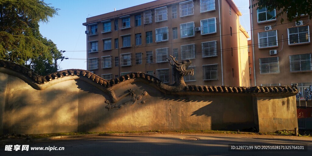 古墙与现代建筑相映成趣