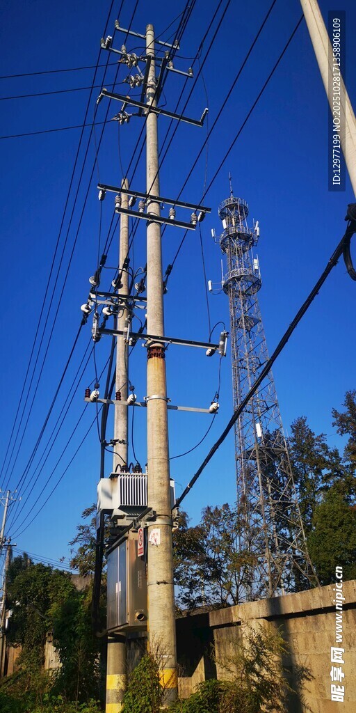 户外高耸的电力输电塔