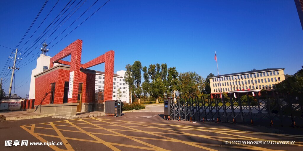 红色建筑前的开阔场景