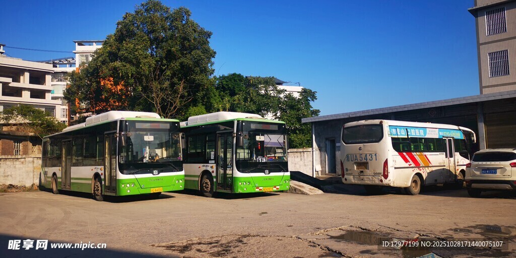 公交场站停放的多辆巴士