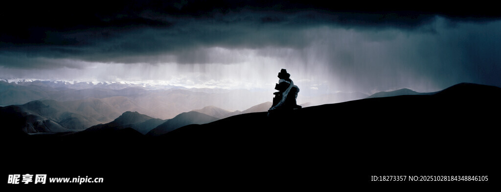 孤独旅人于暮色山巅