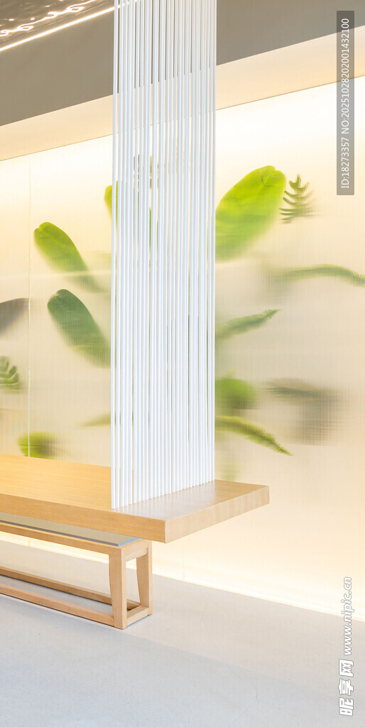 简约室内绿植与木质家具