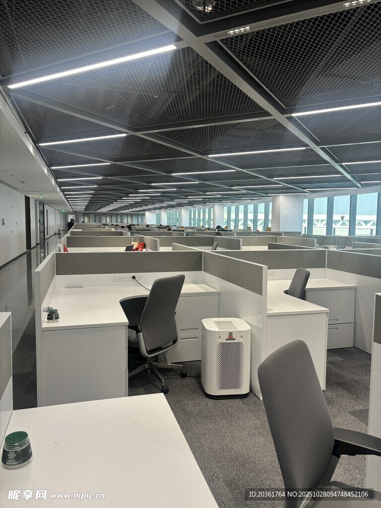现代开放式办公空间场景
