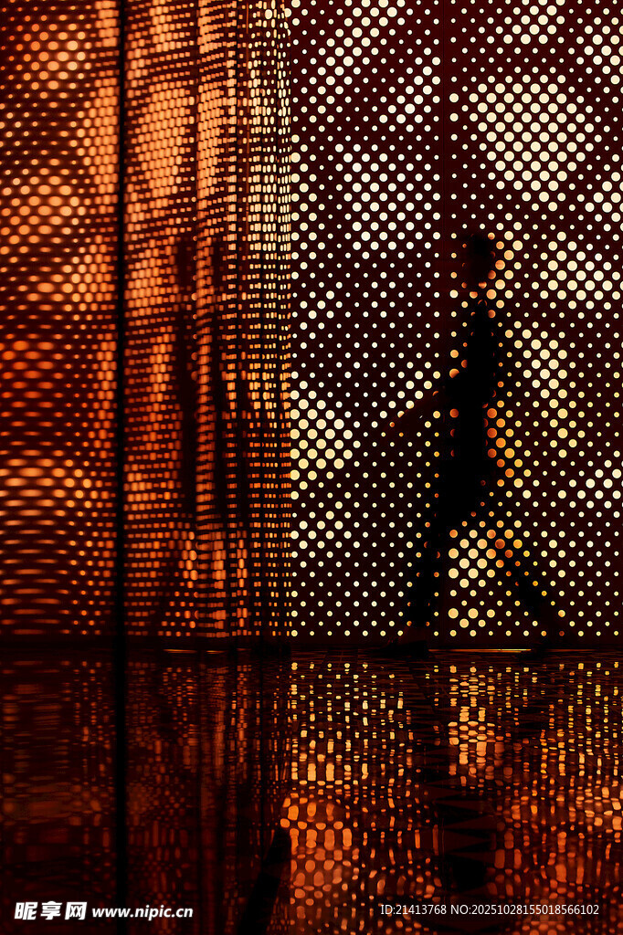 光影下的人物与镂空窗景