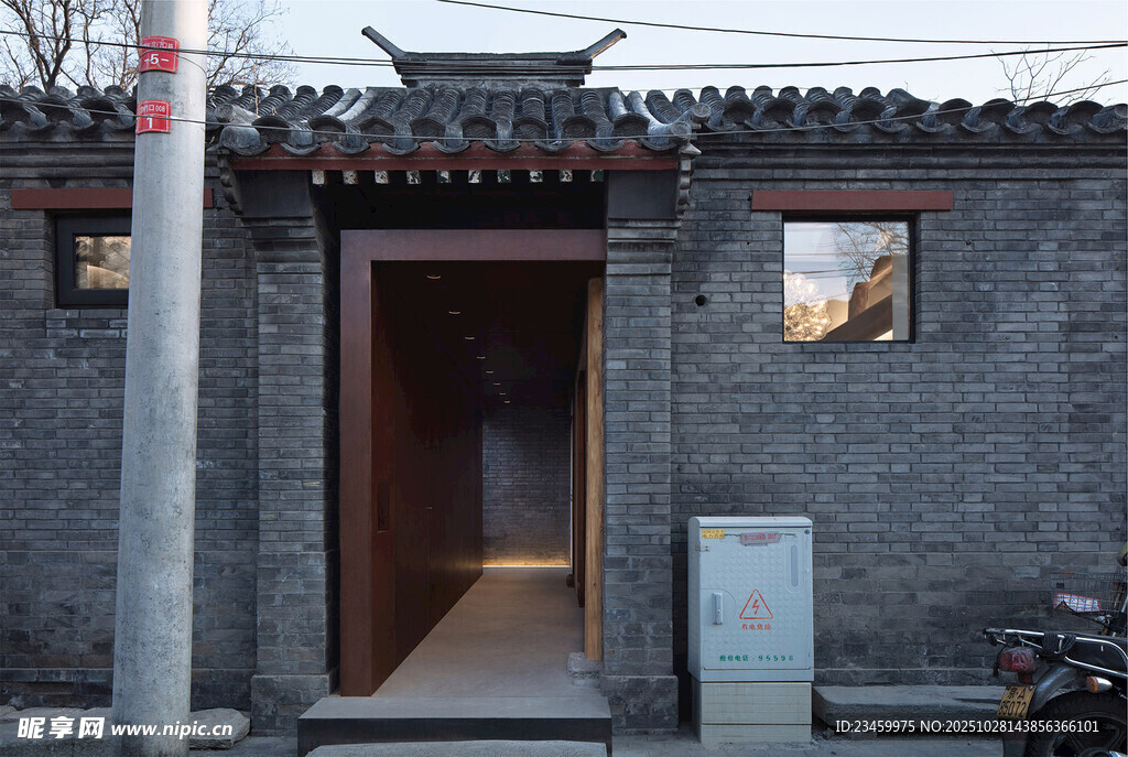古雅灰砖民居门口景象