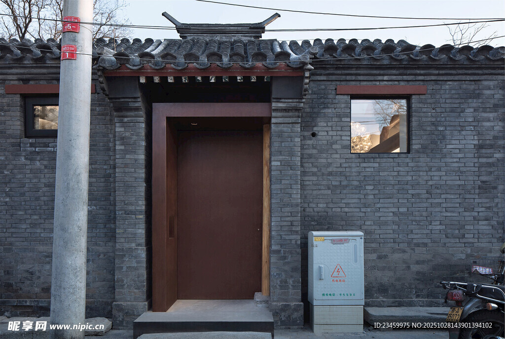 中式灰砖民居古朴大门