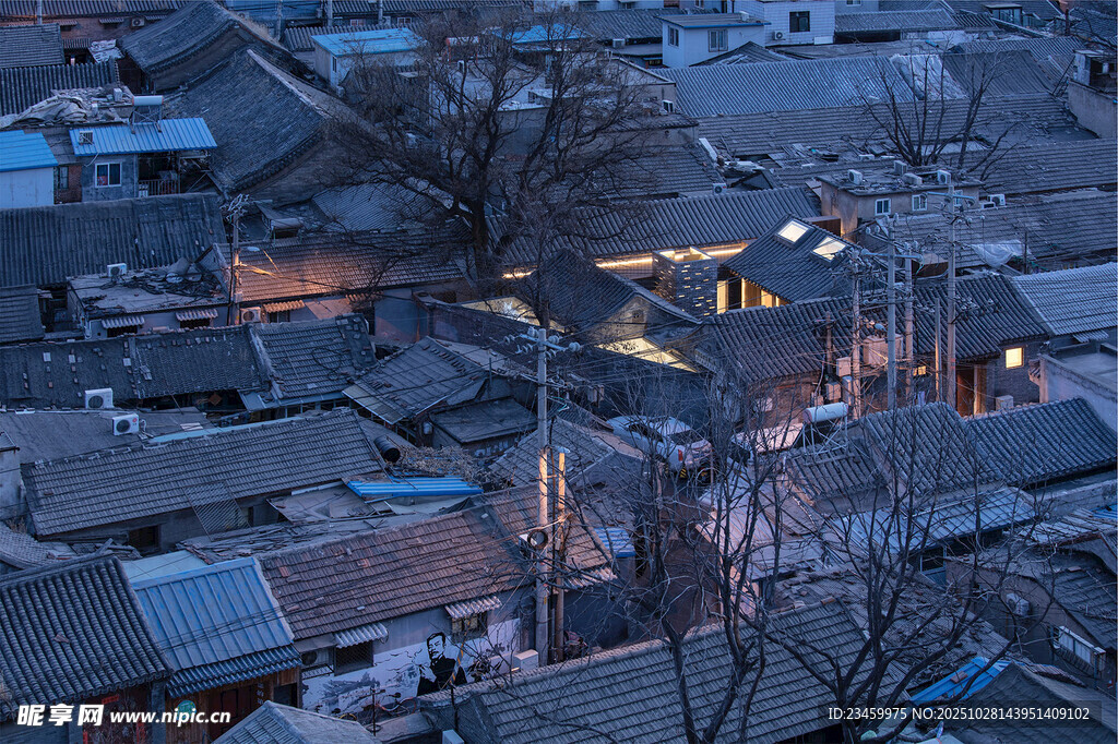 古村落夜景灯火映照屋瓦