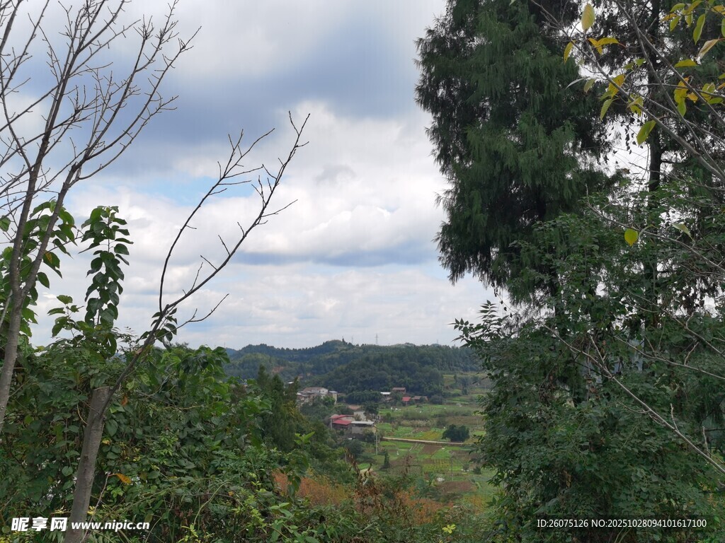 山间绿树环绕的乡村景致