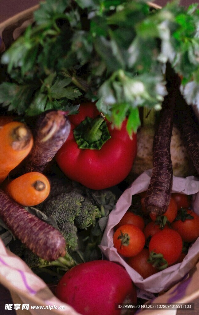 一篮新鲜多彩的蔬菜水果