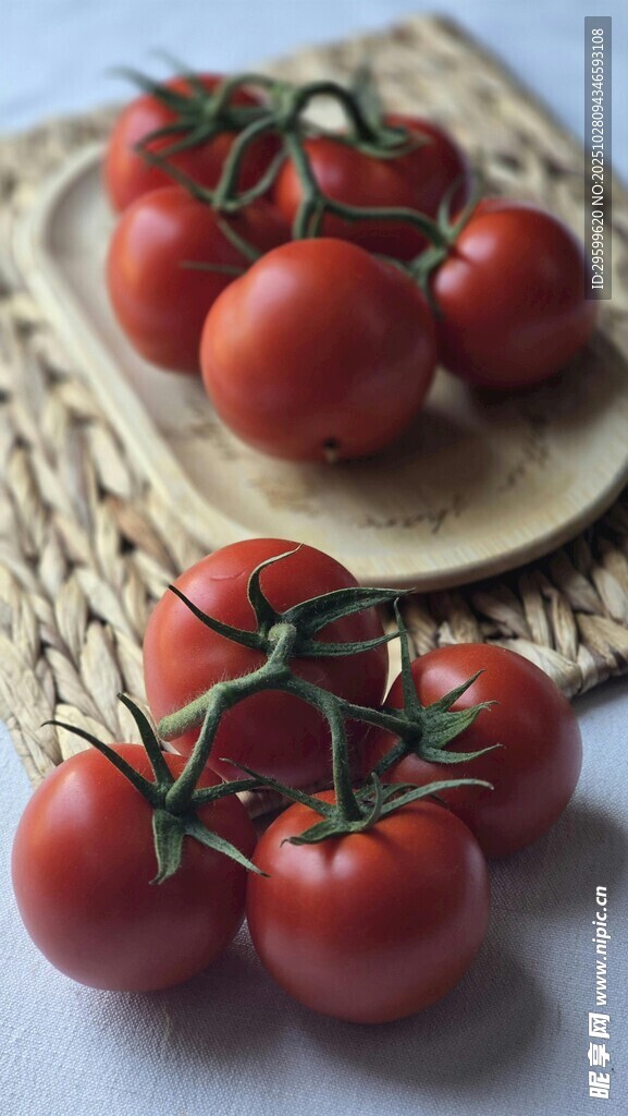 新鲜红番茄