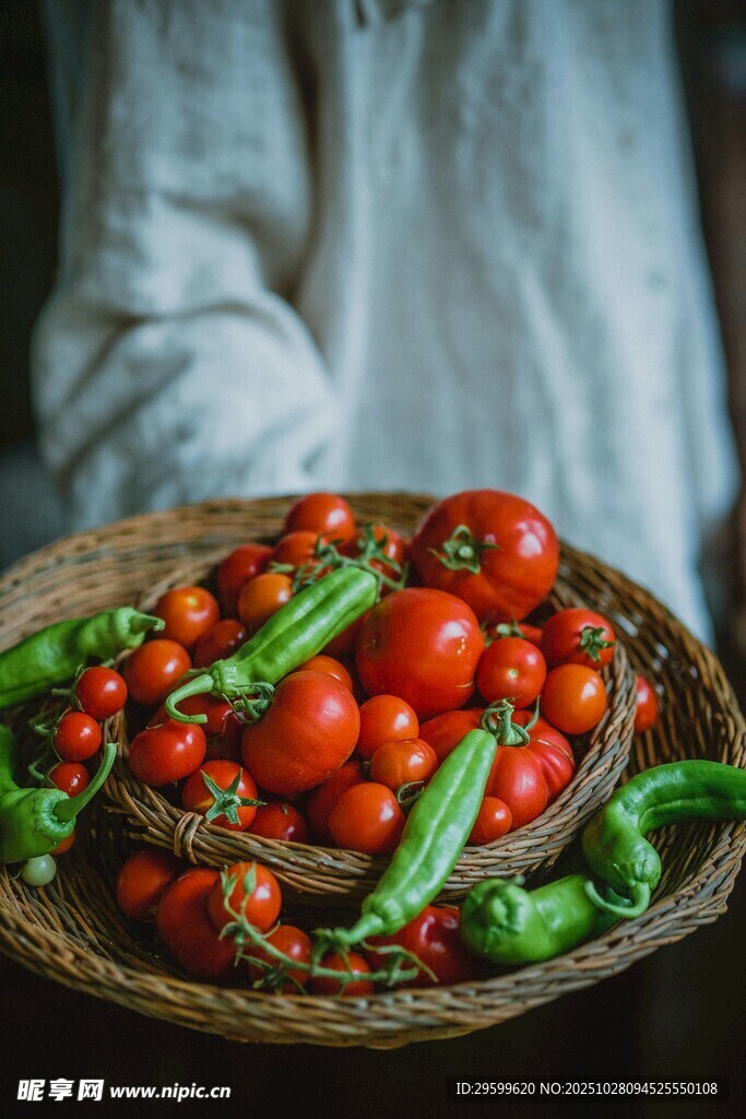手捧篮中新鲜多彩蔬菜