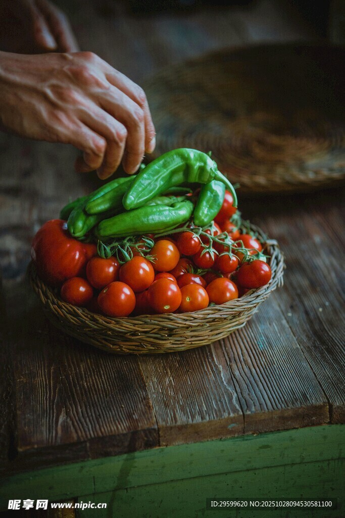 手捧蔬菜与番茄的温馨画面