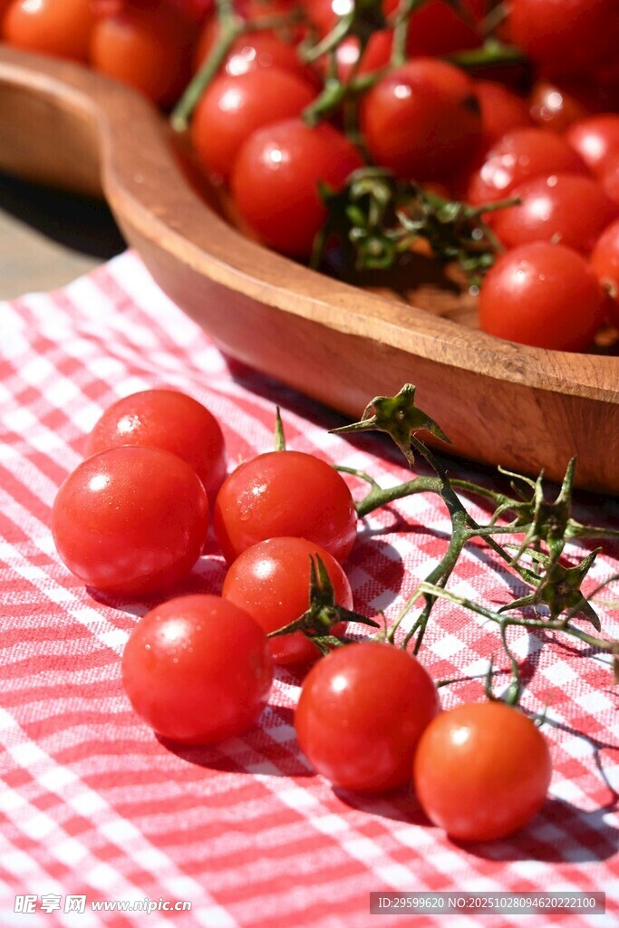 新鲜小番茄摆于木碗旁