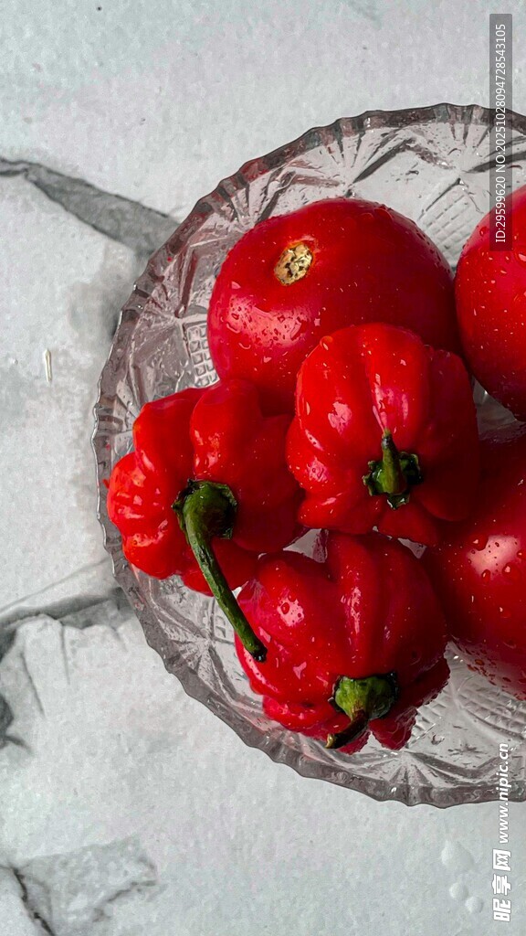 玻璃盘中的鲜红辣椒