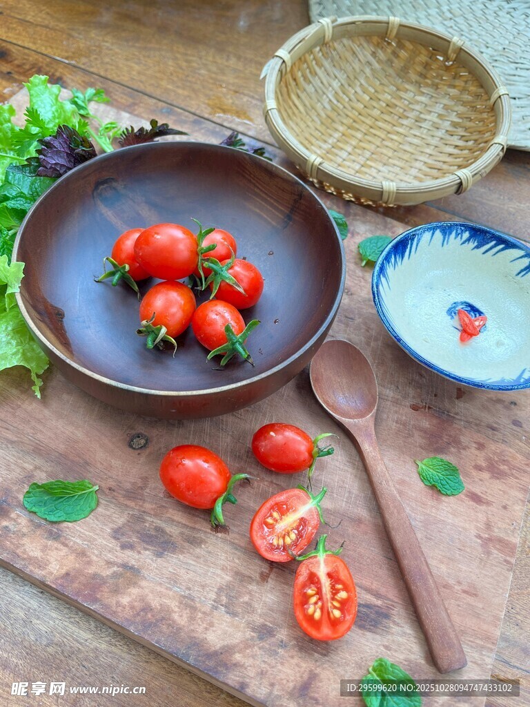 新鲜番茄摆放在古朴盘上