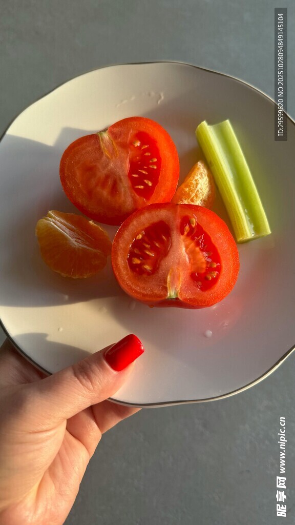 手托盘上的番茄与黄瓜