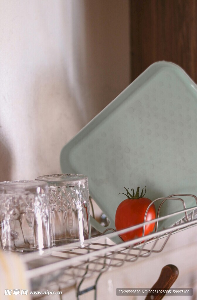 厨房置物架上的餐具与蔬果