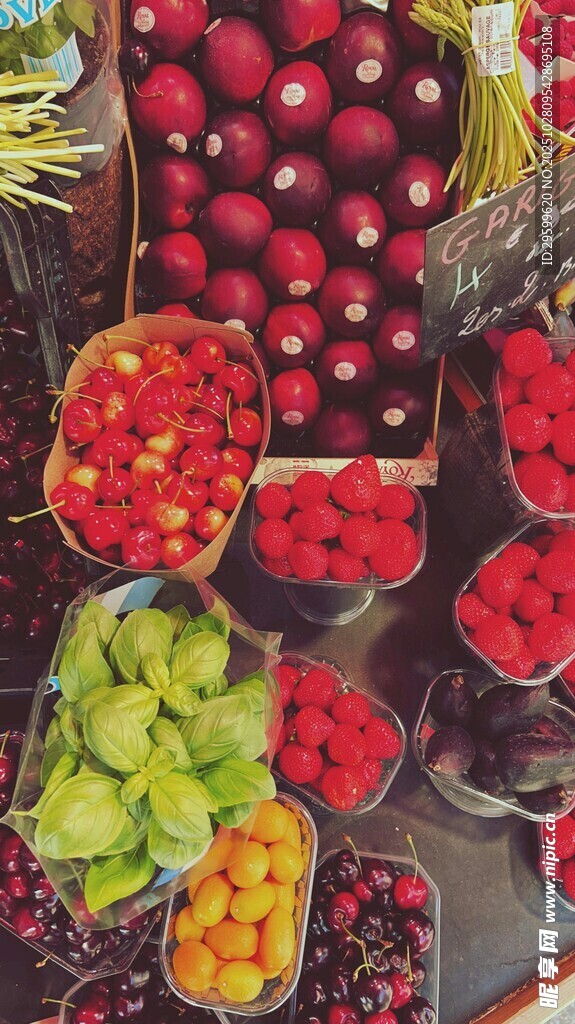 多彩缤纷的新鲜水果拼盘