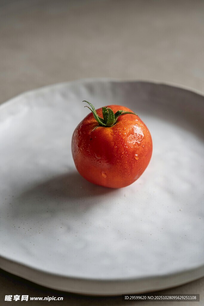 白盘上的鲜红番茄
