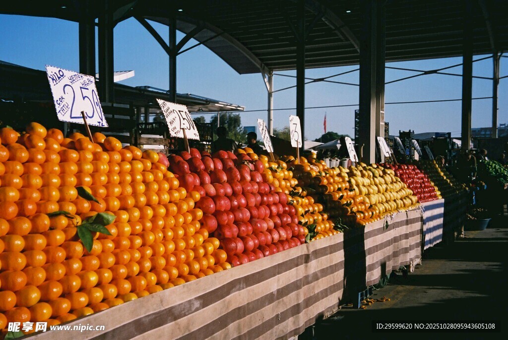 水果摊的多彩新鲜水果