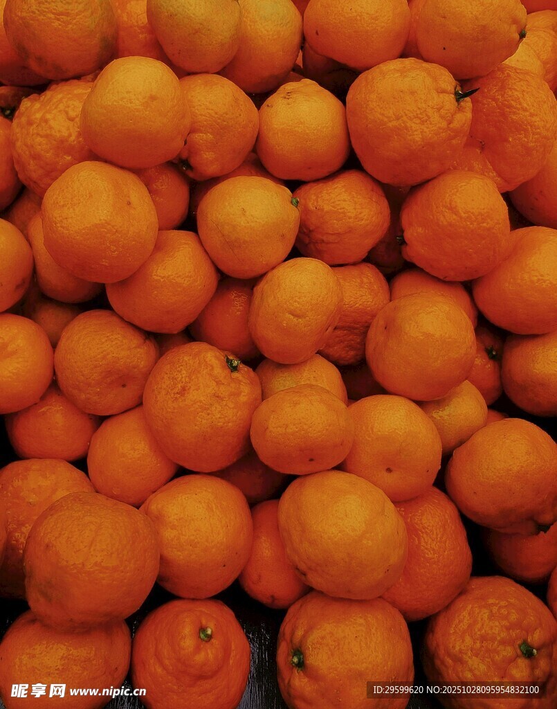 满满一堆新鲜橙子