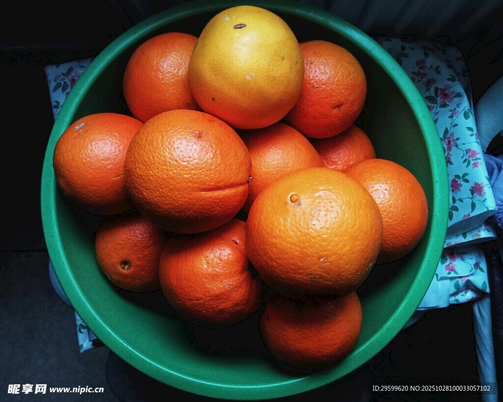 绿盆中满满的新鲜柑橘