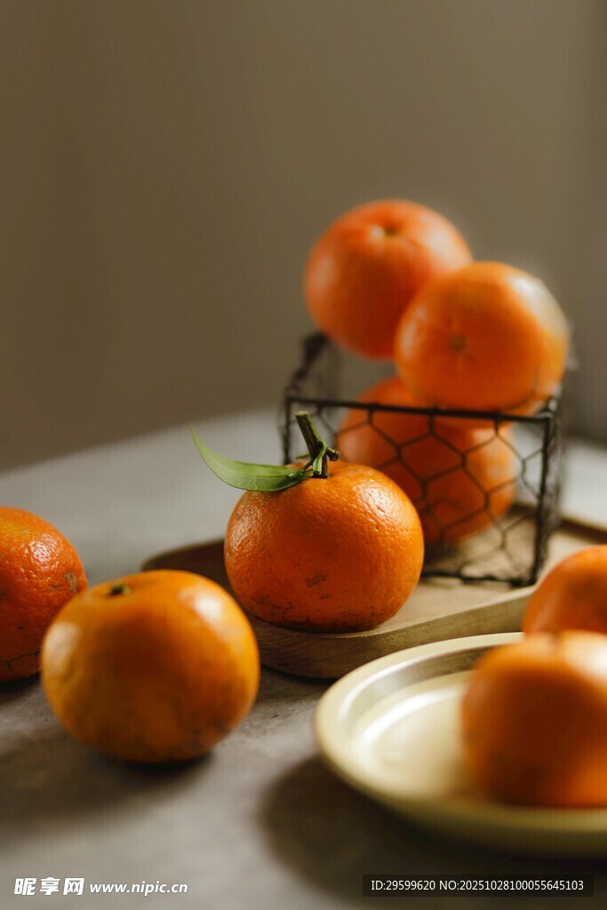 金属架上的新鲜橘子