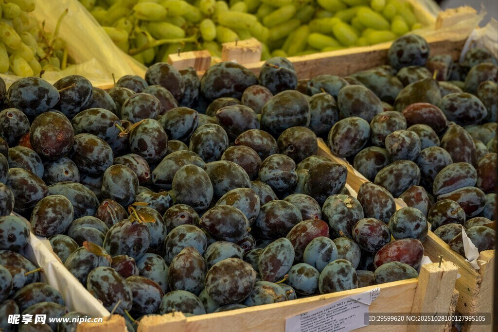 木箱中堆放的深紫色果实