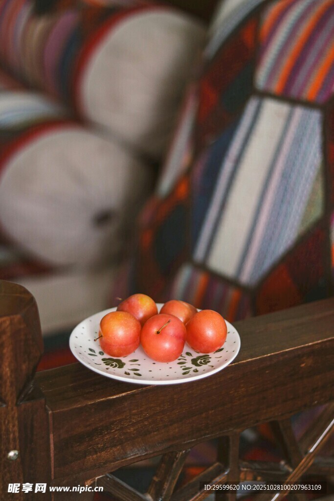 木桌上瓷盘里的新鲜番茄