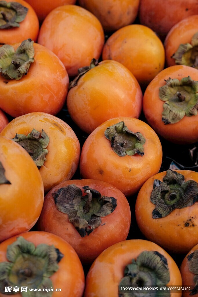 饱满诱人的新鲜柿子