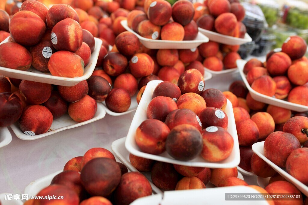 新鲜诱人的盒装桃子陈列