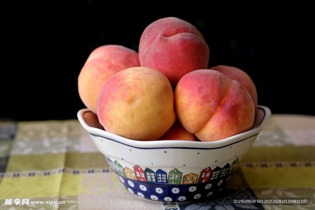 碗中鲜嫩桃子