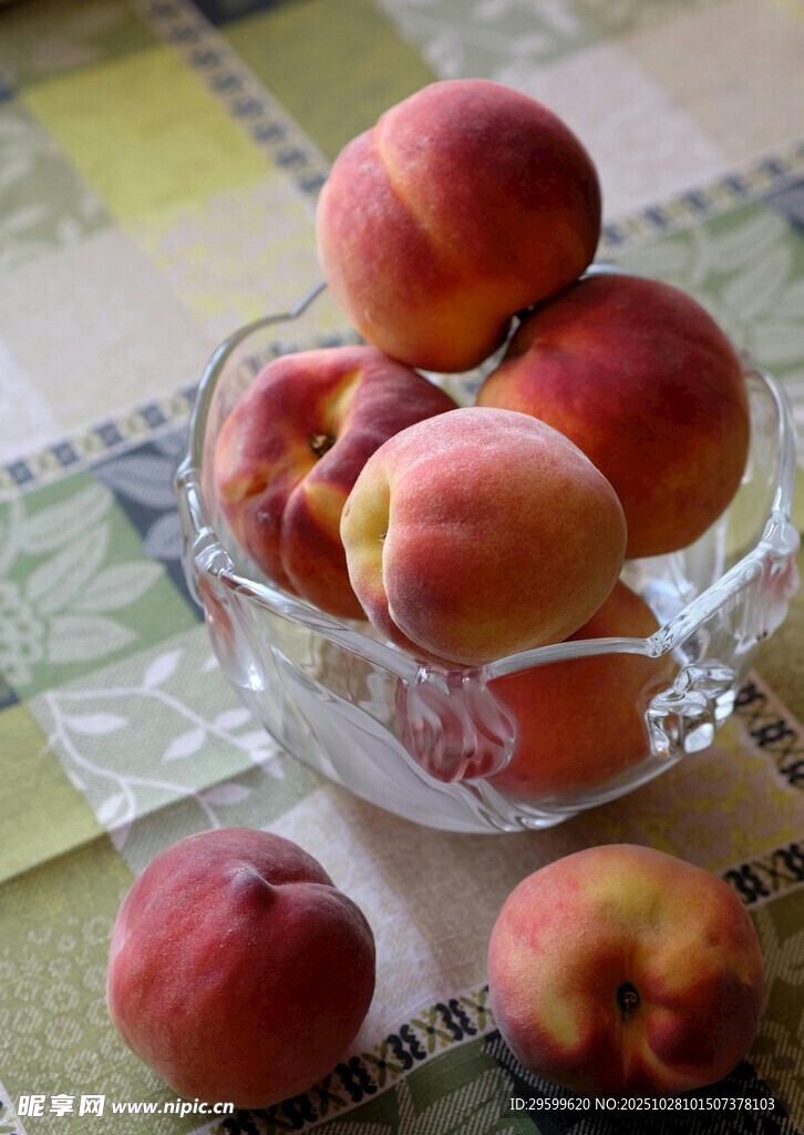 玻璃碗中的新鲜水蜜桃