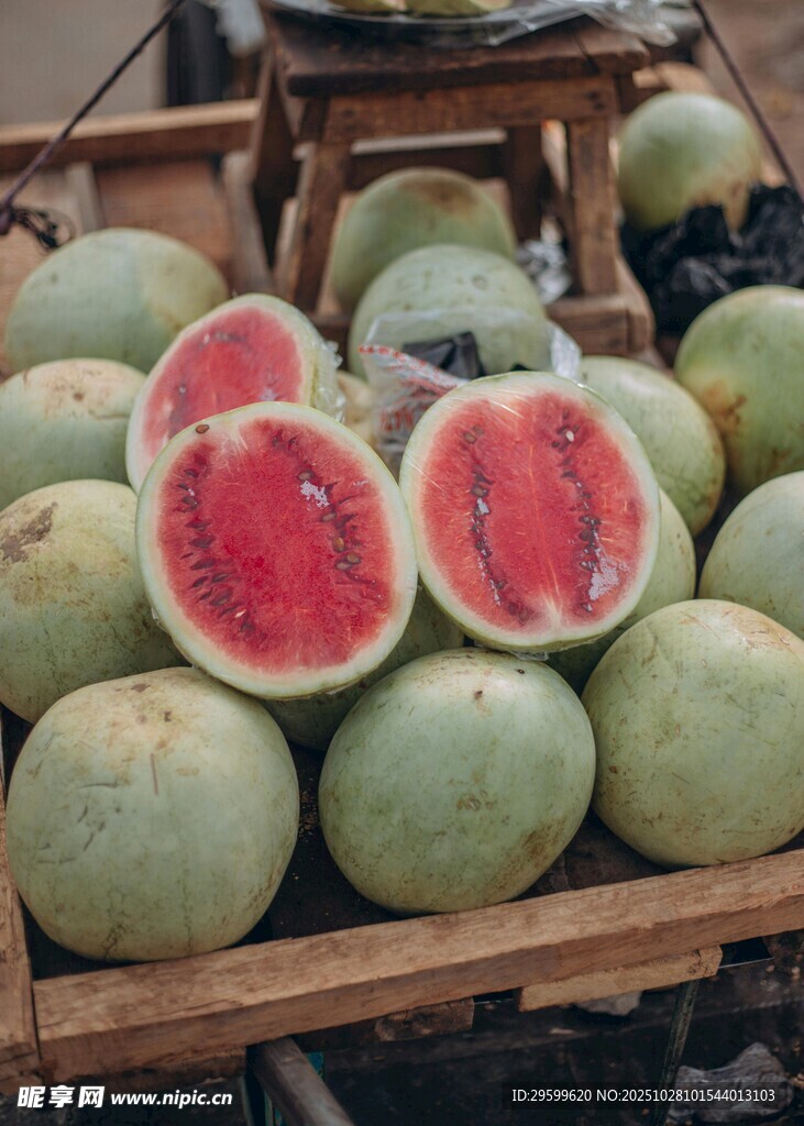 新鲜青皮西瓜堆放在木架上