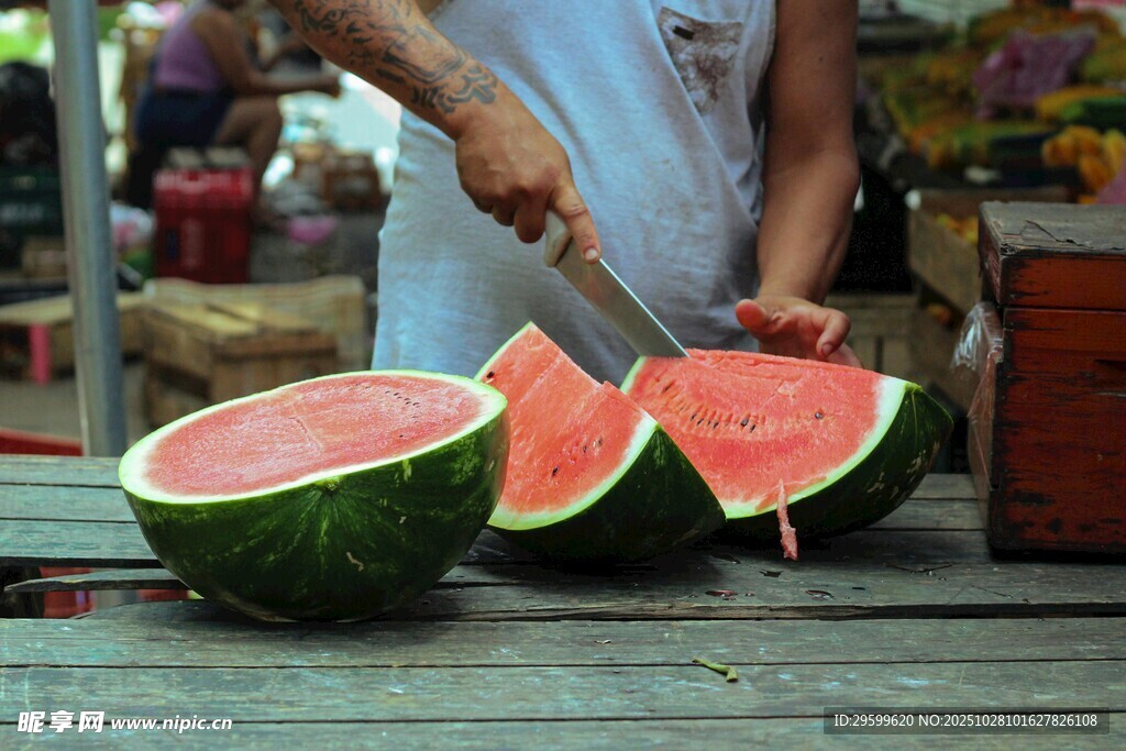 街头切西瓜的新鲜场景