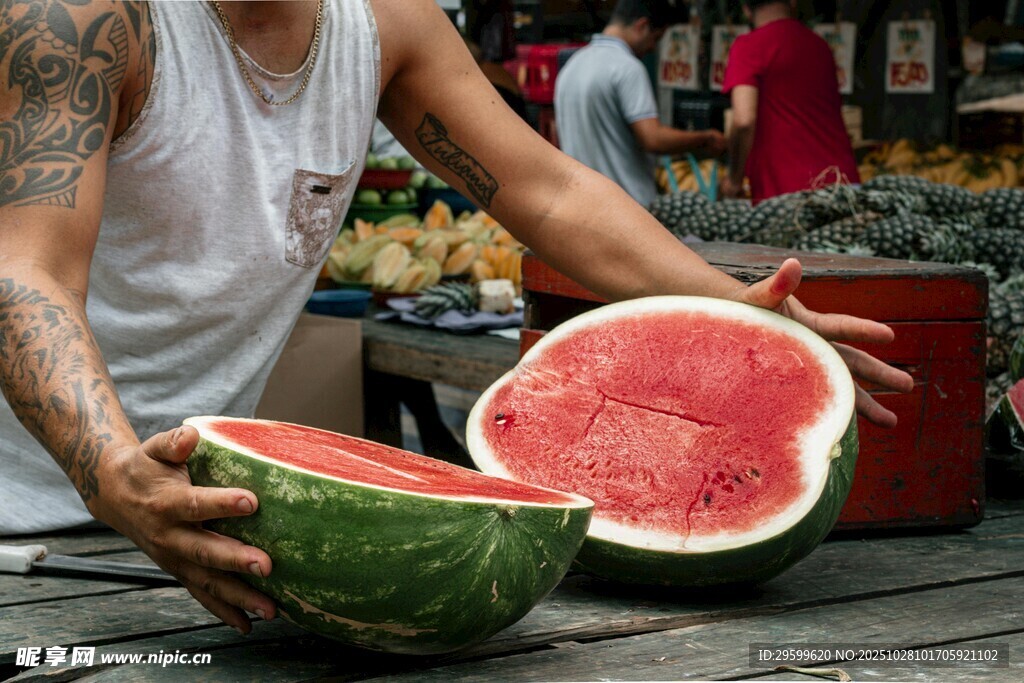 男子手持切开的新鲜西瓜