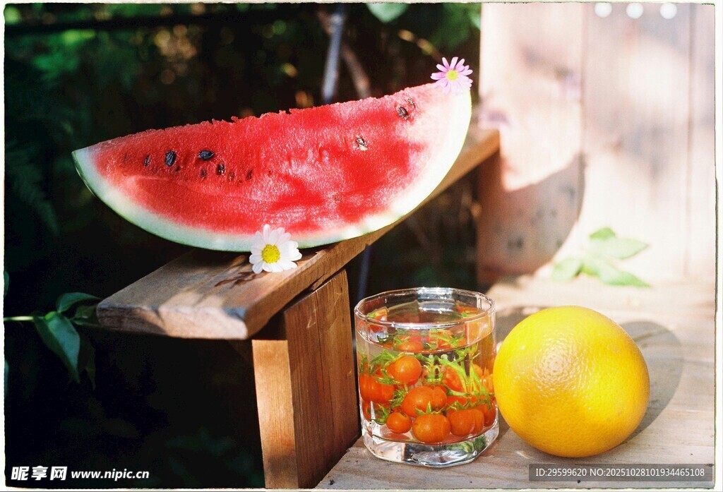 夏日清凉水果与饮品组合